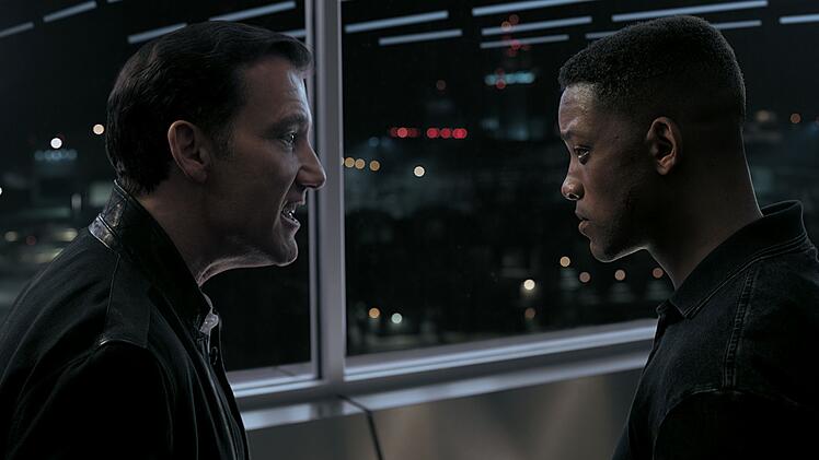 Clay Verris (Clive Owen, links) hetzt Henry den Klon Junior (Will Smith, rechts) auf den Hals. Dieser hat nur ein Ziel: Henry Brogan zu t&ouml;ten.