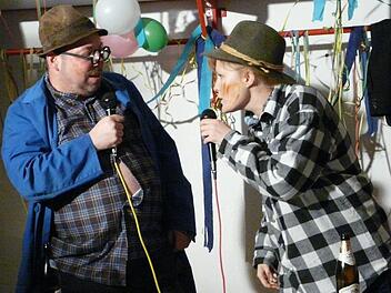 Stefanie Pittroff und Jürgen Schuberth enthüllten beim Maierhofer Feuerwehrfasching Unglaubliches. Fotos: Sonja Adam