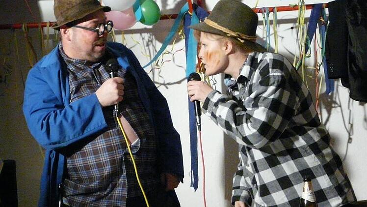 Stefanie Pittroff und Jürgen Schuberth enthüllten beim Maierhofer Feuerwehrfasching Unglaubliches. Fotos: Sonja Adam