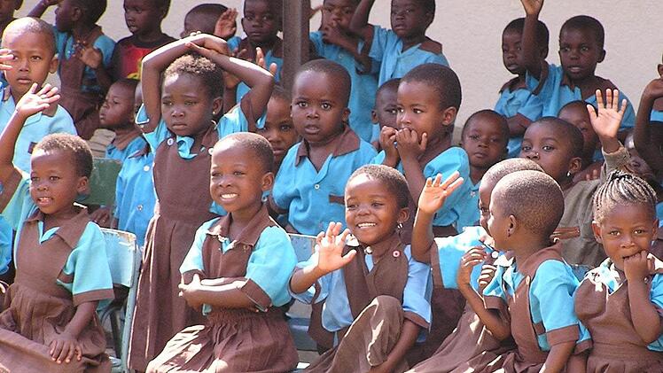 Sie sind die Zukunft Afrikas: Buben und Mädchen aus dem Kindergarten Majengo in der tansanischen Pfarrei St. Paul. Die Einrichtung wird vom "Freundeskreis Pater Klaus" unterstützt.  Foto: privat