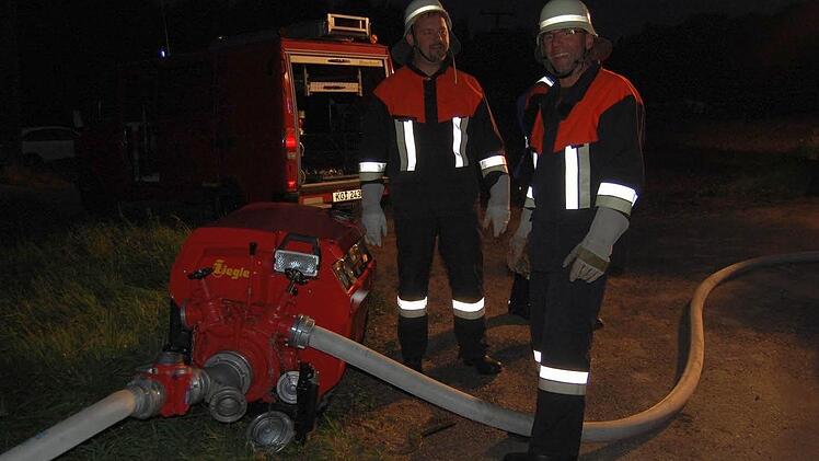 Die Hetzloser Feuerwehrleute sorgten für Löschwasser. Foto: G. Strraub