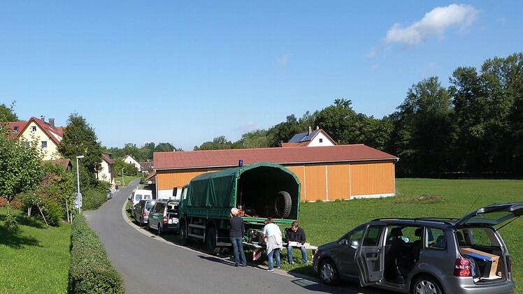 Polizei ist derzeit in einem Himmelkroner Ortsteil unterwegs, um erneut das Grundstück des "Bunker-Mannes" zu durchsuchen.  Foto: Werner Reißaus