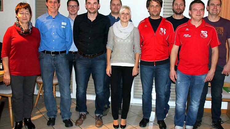 Bekannte Gesichter weist der neue Vorstand des SV Heilgersdorf auf. Bei den Neuwahlen am Samstag im Sportheim wurden alle Mitglieder wiedergewählt. Von links: Gela Heubner (Vereinsheim), Udo Scharpf (1. Vorstand), Marco Schramm (Kassier), Jens Hartmann (Veranstaltungen), Volker Leffer (Schriftführer), Diana Mattigk (3. Vorsitzende), Ralf Popp (Ehrenamt), Bernd Autsch (Beisitzer), Bernd Moser (2. Vorstand) und Thomas Klinner (Gesamtjugendleiter). Foto: Bettina Knauth