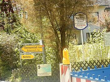 An einer Straßenkreuzung in Trainmeusel, die zuletzt Baustelle war, ist das Versbild hinter einem Zaun zu sehen. Foto: Reinhard Löwisch