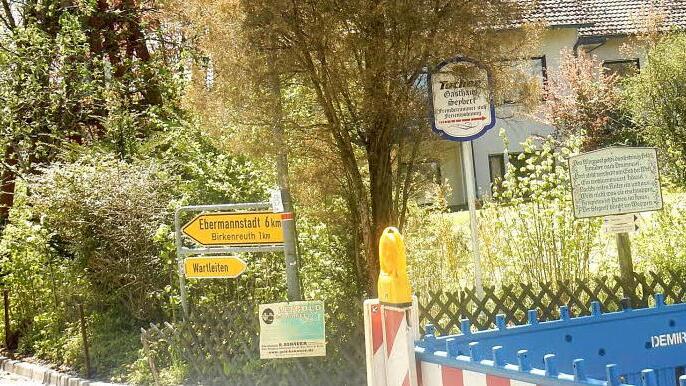 An einer Straßenkreuzung in Trainmeusel, die zuletzt Baustelle war, ist das Versbild hinter einem Zaun zu sehen. Foto: Reinhard Löwisch
