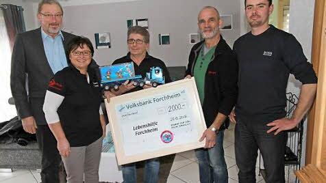 Stolze Gesichter bei der Spendenübergabe Foto: Mathias Erlwein