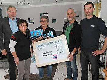 Stolze Gesichter bei der Spenden&uuml;bergabe Foto: Mathias Erlwein