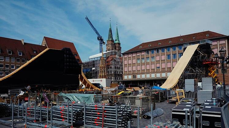 Der Hauptmarkt in Nürnberg wird zur Halfpipe. Ab Freitag kommen die weltbesten Freeride-Moutainbikder nach Nürnberg. Foto: Nikolas Pelke