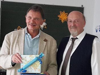 Lehrer Rudolf Ritz (links) wurde an der Mittelschule Maßbach verabschiedet.  Schulleiter Rektor Wolfgang Wittmann überreichte ihm ein Präsent. Foto: Hartmut Hessel