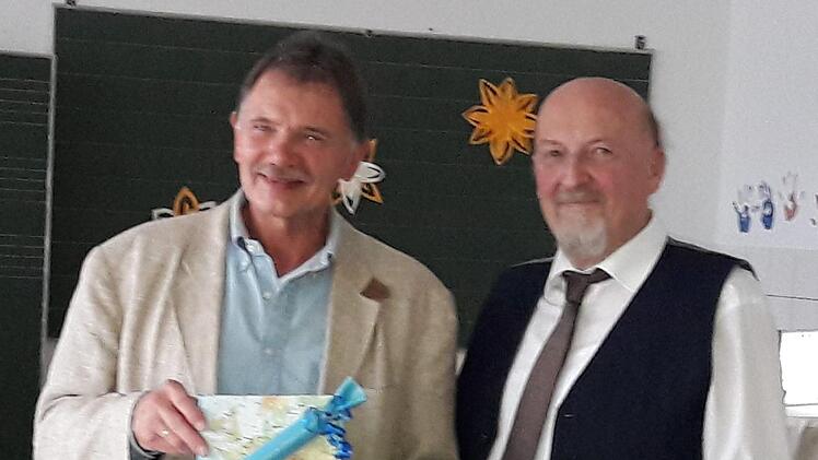 Lehrer Rudolf Ritz (links) wurde an der Mittelschule Maßbach verabschiedet.  Schulleiter Rektor Wolfgang Wittmann überreichte ihm ein Präsent. Foto: Hartmut Hessel