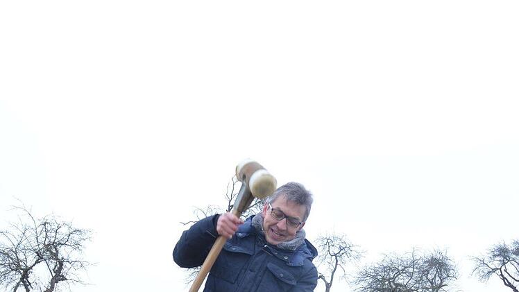 Pflanzenbauberater Anton Weig nimmt eine Bodenprobe.