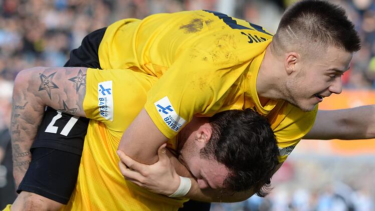 Die Euphorie aus dem Pokalsieg gegen die Löwen will die SpVgg Bayreuth um Patrick Hobsch und Ivan Knezevic nun in das Regionalligaspiel gegen den 1. FC Nürnberg II mitnehmen.  Foto: Peter Mularczyk