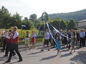 Unter F&uuml;hrung der N&uuml;dlinger Musikanten zogen die Feldgeschworenen und Ehreng&auml;ste bei der Kirchenparade durch den Ort               das Kennzeichen des Feldgeschworenentags, die "Siebenerkrone&rdquo;, wurde mitgef&uuml;hrt. Foto: Arthur Stollberger