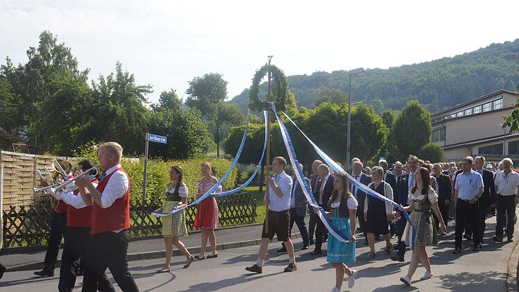 Unter F&uuml;hrung der N&uuml;dlinger Musikanten zogen die Feldgeschworenen und Ehreng&auml;ste bei der Kirchenparade durch den Ort               das Kennzeichen des Feldgeschworenentags, die "Siebenerkrone&rdquo;, wurde mitgef&uuml;hrt. Foto: Arthur Stollberger