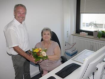 Schaut nur nach Überraschung aus - natürlich weiß Nata Dressel, dass sie vor genau 40 Jahren ihren Dienst im  Rathaus angetreten hat. Aber der Blumenstrauß von OB Frank Rebhan ist trotzdem eine Freude.