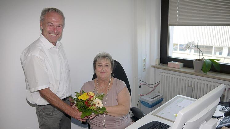 Schaut nur nach Überraschung aus - natürlich weiß Nata Dressel, dass sie vor genau 40 Jahren ihren Dienst im  Rathaus angetreten hat. Aber der Blumenstrauß von OB Frank Rebhan ist trotzdem eine Freude.