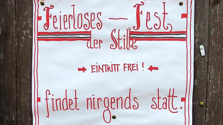 Ein Plakat mit einer Einladung zu einem "Feierlosen Fest" hat Konni Albert gestaltet. Foto: Barbara Oschmann