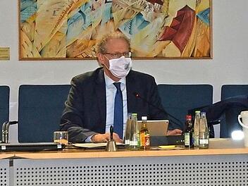 Bürgermeister German Hacker (Mitte) verkündete, dass man in den Sitzungen künftig nicht nur entsprechend Abstand hält, sondern auch den Mund-Nasen-Schutz trägt. Links die neue Mitarbeiterin Marie-Theres Gottschaller, rechts Verwaltungsleiter Gerhard Höfler  Foto: Bernhard Panzer
