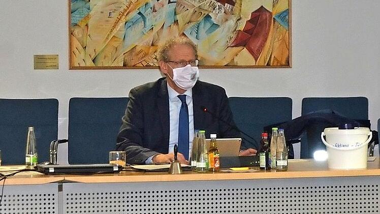 Bürgermeister German Hacker (Mitte) verkündete, dass man in den Sitzungen künftig nicht nur entsprechend Abstand hält, sondern auch den Mund-Nasen-Schutz trägt. Links die neue Mitarbeiterin Marie-Theres Gottschaller, rechts Verwaltungsleiter Gerhard Höfler  Foto: Bernhard Panzer