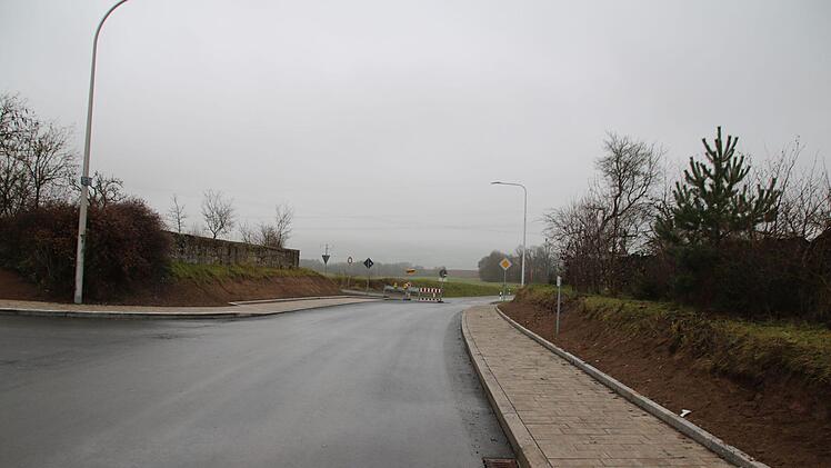 Der Gehweg rechts und die Straßenlampe  sind zusätzlich zur ursprünglichen Planung errichtet worden. Foto: Thomas Malz