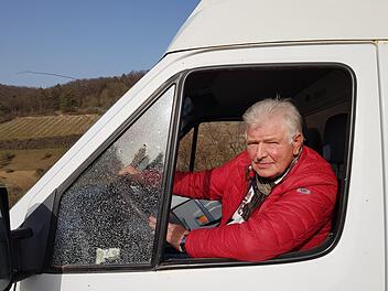 Franz Büttner hat sich für das Foto noch einmal ins Führerhaus des kleinen Lkw gesetzt. Gut zu erkennen ist die zersplitterte Seitenscheibe. Foto: Susanne Will