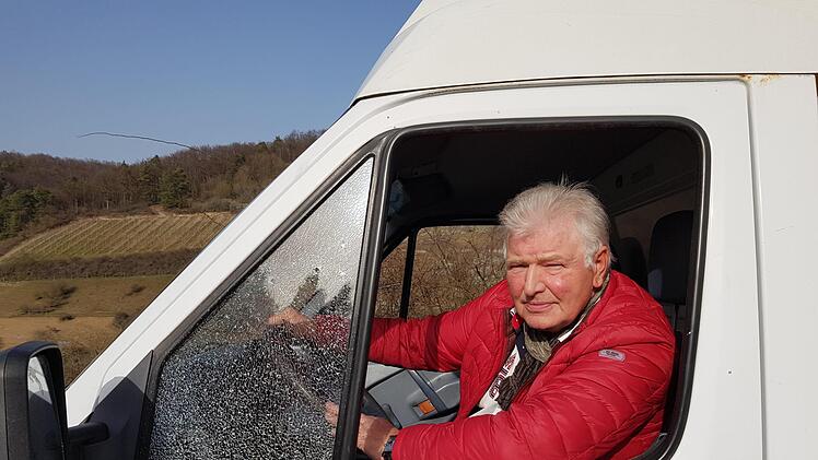 Franz Büttner hat sich für das Foto noch einmal ins Führerhaus des kleinen Lkw gesetzt. Gut zu erkennen ist die zersplitterte Seitenscheibe. Foto: Susanne Will