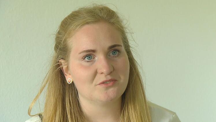 Hofdame Emely hat ihr Aus nicht kommen sehen.