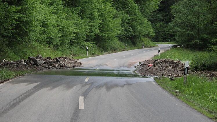 Auf der Straße Richtung Dörflis gab es vereinzelt noch Unrat zu sehen, der bei dem Unwetter angespült worden war.