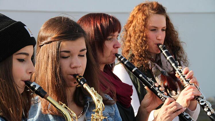 Beim milden Herbstwetter wurden auch die Finger der Musiker nicht kalt. Foto: Heike Beudert