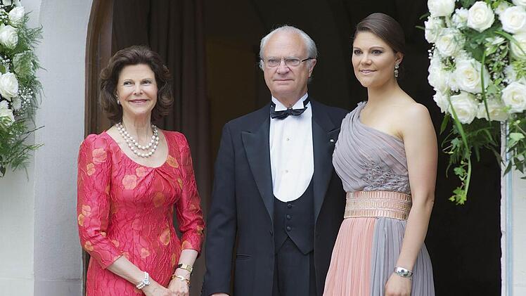 Im vergangenen Jahr war das schwedische Königspaar zusammen mit Tochter Victoria zu Besuch in Coburg - Anlass war eine Feier zum 70. Geburtstag von Andreas Prinz von Sachsen-Coburg und Gotha. Carl Gustaf und Andreas sind Cousins.