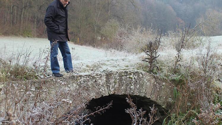 Wenn es nach Stadtheimatpfleger Peter Kaidel und seinen Kollegen vom Kreis geht, bleibt diese Brücke über den Lollbach bei Arnshausen erhalten. Fotos: Thomas Mäuser