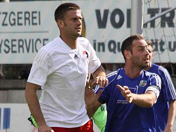 Spielertrainer Christoph Reck (l.) hat dem SV Poxdorf in der Vorsaison den Klassenerhalt gesichert. Schafft er es auch diesmal?  Foto: Kellner