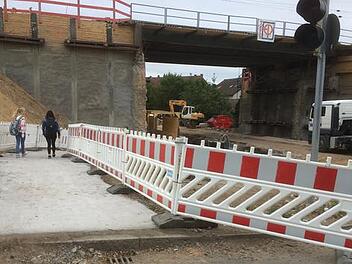 Umwege haben ein Ende: Bahnbrücke für Fußgänger und Radfahrer offen