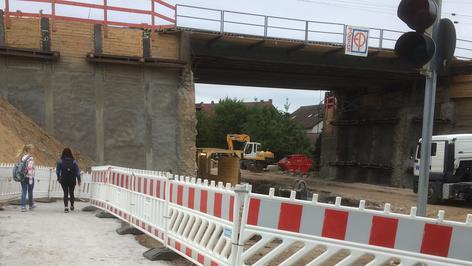 Umwege haben ein Ende: Bahnbrücke für Fußgänger und Radfahrer offen