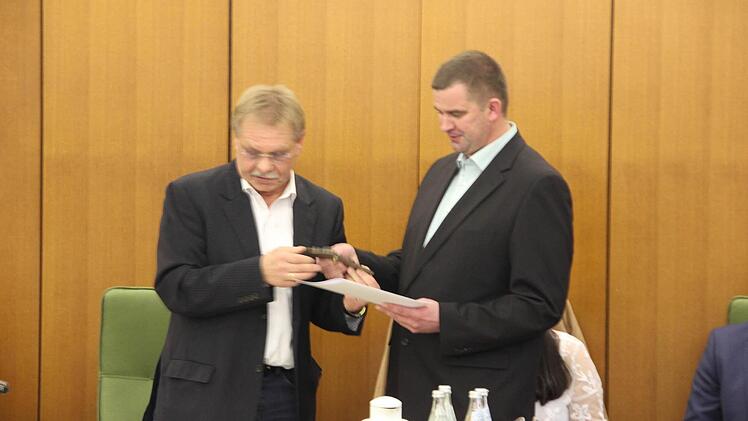 Bürgermeister Wolfgang Beiergrößlein (links) übereichte die Denkmalrose an Christian Kohlmann. Foto: Friedwald Schedel