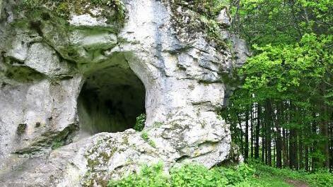 Geologisch und archäologisch interessante Orte liegen auf den Rundkursen der Keltenwege und werden in dem neuen Buch beschrieben - hier der Hohle Stein oberhalb von Schwabthal, ein bedeutender jungsteinzeitlicher Ritual- und Siedlungsplatz. Archivfoto: Matthias Einwag