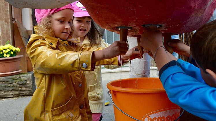 Im Anschluss an die Erkundungstour dürfen die Kinder auch melken. Hier ist Magdalena dabei. Foto: Kathrin Kupka-Hahn