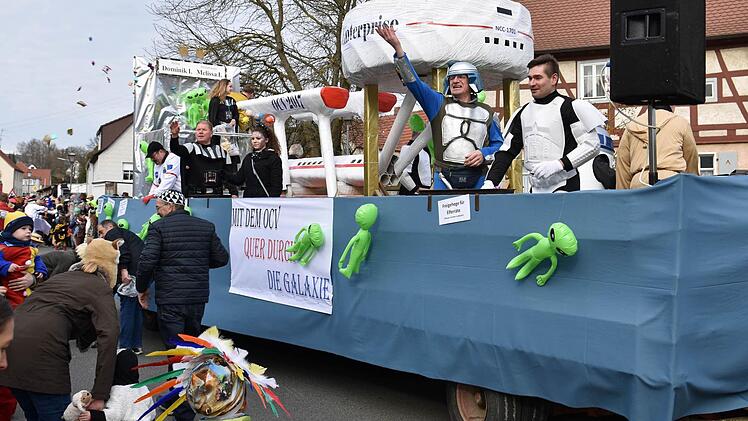 "Mit dem OCV, dem Oberthereser Carnevalsverein, quer durch die Galaxie" war das Motto des Faschingsumzugs des OCV in diesem Jahr.