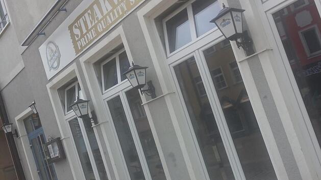 Kein Hinweis auf die Schlie&szlig;ung: In der ehemaligen Osteria auf dem Marktplatz hielt sich das Steakhaus nur kurz. Foto: Ulrike M&uuml;ller