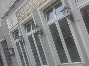Kein Hinweis auf die Schließung: In der ehemaligen Osteria auf dem Marktplatz hielt sich das Steakhaus nur kurz. Foto: Ulrike Müller