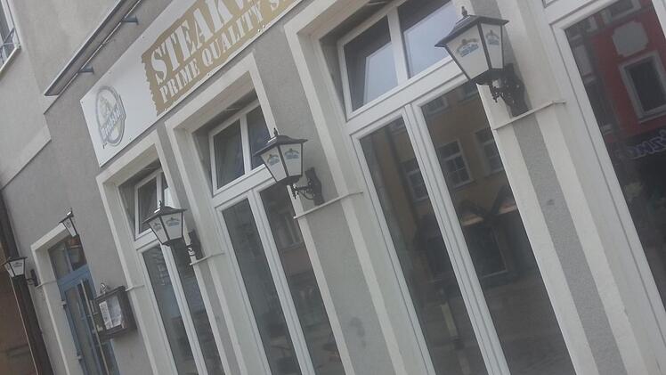 Kein Hinweis auf die Schließung: In der ehemaligen Osteria auf dem Marktplatz hielt sich das Steakhaus nur kurz. Foto: Ulrike Müller