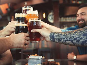 Traditionell beginnen mit dem Herbstanfang Ende September zahlreiche Bockbieranstiche in Franken.