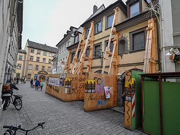 Ist das denkmalgeschützte und akut einsturzgefährdete Haus in der Oberen Sandstraße in Bamberg gerettet? Die Stadt hat zumindest einen  Durchbruch bei den Kaufverhandlungen erreicht.  Foto: Ronald Rinklef