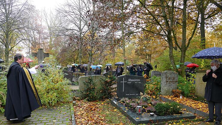 Dompfarrer Markus Kohmann segnete die Gräber auf dem Stadtteilfriedhof von Wildensorg.   Foto: Marion Krüger-Hundrup