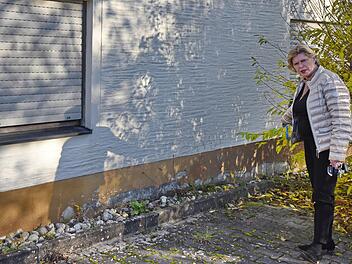 Bürgermeisterin Gertrud Werner am "Schwabachstüberl",  wo an den  Außenwänden die Feuchtigkeit ins Mauerwerk eindringt, der Putz nicht hält  und sich schon Risse zeigen    Foto: Karl Heinz Wirth