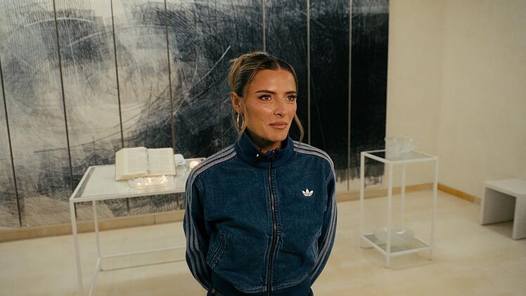 Sophia Thomalla in der Stadionkapelle in der Arena: Sie spricht offen &uuml;ber ihre Kindheit in Gelsenkirchen an der Seite von Stiefvater und Schalke-Macher Rudi Assauer. "Das war unser Leben - das &uuml;ber sehr, sehr viele Jahre", sagt sie sichtlich ger&uuml;hrt in die Kamera, nach einem Einblick in die emotionalen Achterbahnfahrten jener Tage.