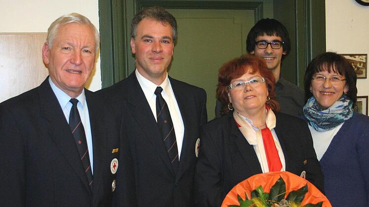 Wahlen und Ehrungen beim BRK Marktbreit: Richard Scharnagel, Karsten Droll, Irmgard Ried, Markus Ort (neuer Stellvertreter) und Erna Stahl (neue Bereitschaftsleiterin). Foto: Thomas Meyer