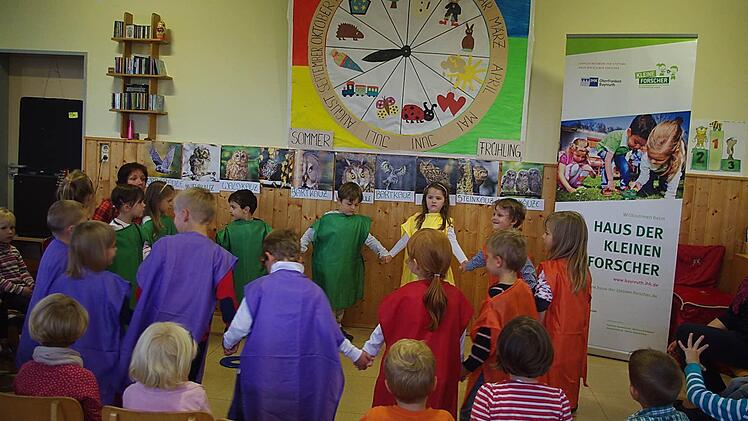 Die Kinder zeigten einen Farbentanz.