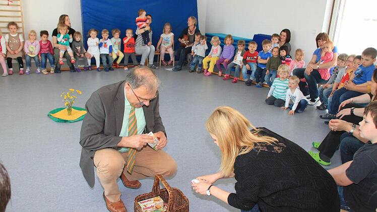 Die Kinder haben für Bürgermeister Johannes Wegner ein Bild gemalt. Foto: Heike Beudert