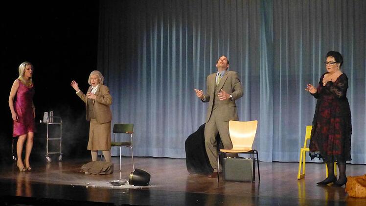Sie hat sie ständig dabei, "Erichs Urne", die am Ende von Theresia Walser satirischer Komödie "Ich bin wie ihr, ich liebe Äpfel" zerschmettert am Boden liegt, und ihren stahlharten Stalinismus: Margot Honecker (Reinhild Solf, 2. von links) im Kreise ihrer Machtweiber-Kolleginnen Imelda Marcos (rechts: Doris Kunstmann) und Leila Ben Ali (ganz links: Saskia Valencia) mit Dolmetscher Gotthilf (Ole Eisfeld) Foto: Ahnert